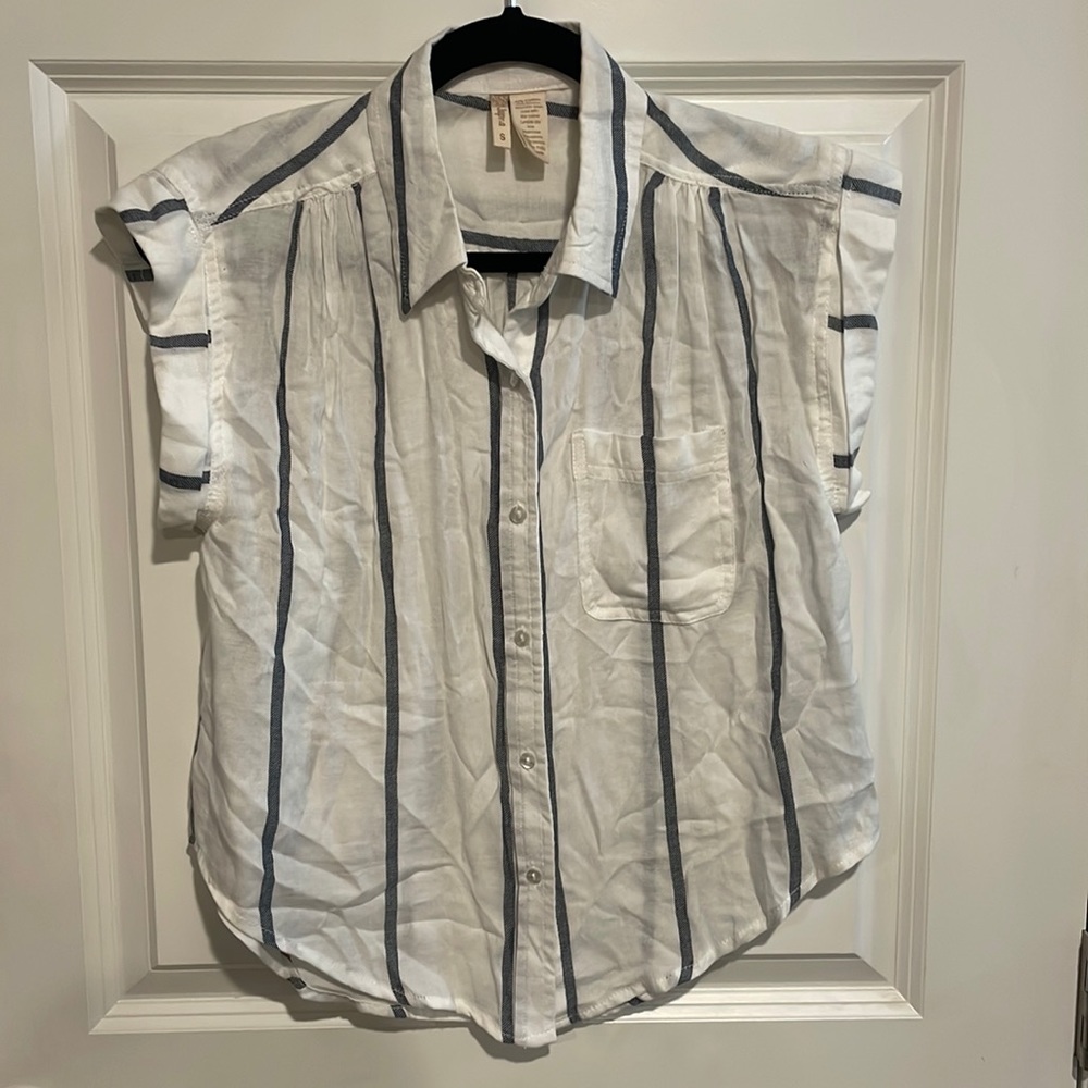Japna Sleeveless button up blouse